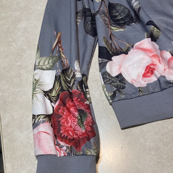 Grey Floral pullover - Picture 2 of 6